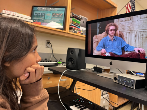 Sophomore Nicole Scott watches actor Danny Masterson play the character “Hyde” on “That ’70s Show.”
